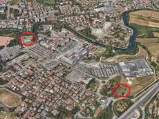 In rosso le aree candidate a ospitare il campus: ex Vetrelco (a sinistra) ed eliporto (a destra), vicine al Ca’ Foncello