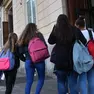 Ragazzi all'ingresso di una scuola