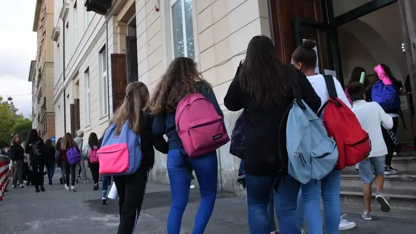 Ragazzi all'ingresso di una scuola