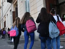Ragazzi all'ingresso di una scuola