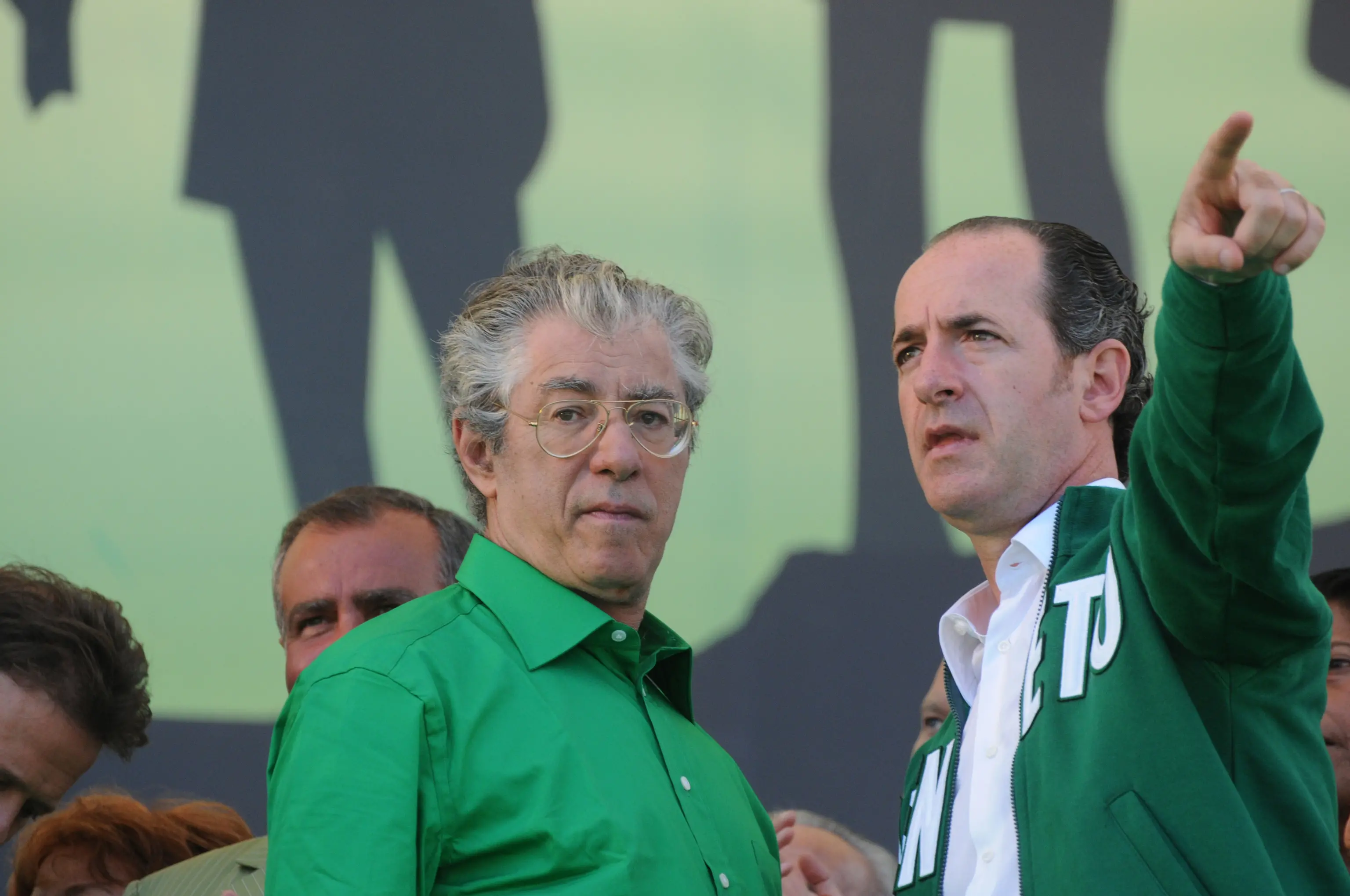 È morto a 84 anni Umberto Bossi, fondatore della Lega Nord e figura centrale della politica italiana degli ultimi decenni. Con lui scompare uno dei protagonisti più longevi e riconoscibili della scena politica, capace di segnare profondamente il dibattito pubblico soprattutto nel Nord Italia. Bossi aveva dato vita alla Lega Nord alla fine degli anni ’80, trasformandola rapidamente in un movimento di massa radicato in particolare in Veneto e Friuli Venezia Giulia, territori dove il Carroccio ha costruito gran parte della sua forza elettorale.Eccolo in alcune foto dal nostro archivio, da Trieste a Padova