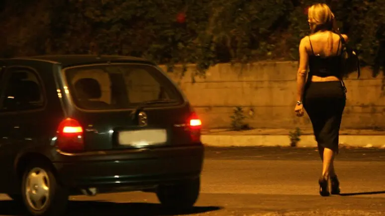 “Pizzicato” dai vigili con la presunta prostituta in area vietata, pensionato mestrino vince il ricorso e ottiene l’annullamento della multa di 350 euro