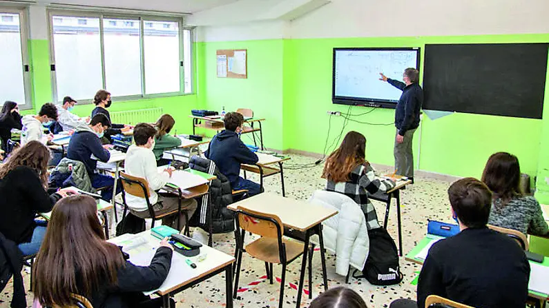 Studenti di una scuola superiore in classe durante la lezione
