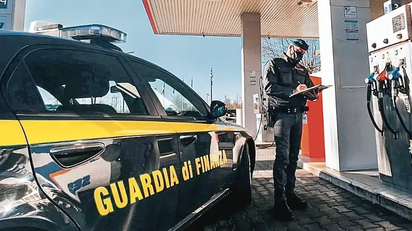 Controlli della guardia di finanza sulla speculazione dei distributori