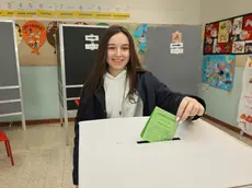 Una giovane elettrice a Treviso