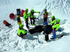 Alcuni volontari del Soccorso alpino durante un intervento in alta quota a seguito di una valanga