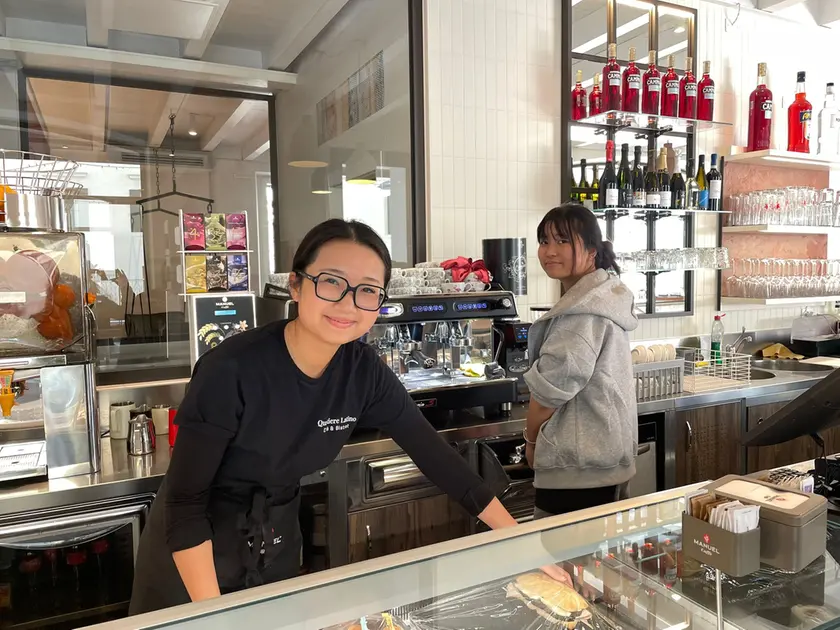 Dan Xia e la sorella Elisa dietro al bancone del nuovo Quartiere Latino Cafè&Bistrot