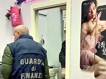 Le Fiamme Gialle durante il blitz al centro massaggi di Fossalunga