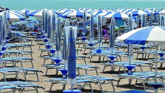 Caorle è la prima spiaggia nel litorale veneziano a ritoccare le tariffe degli ombrelloni