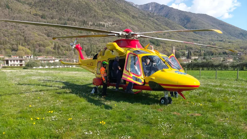Il 34enne è stato portato in ospedale con l'elicottero