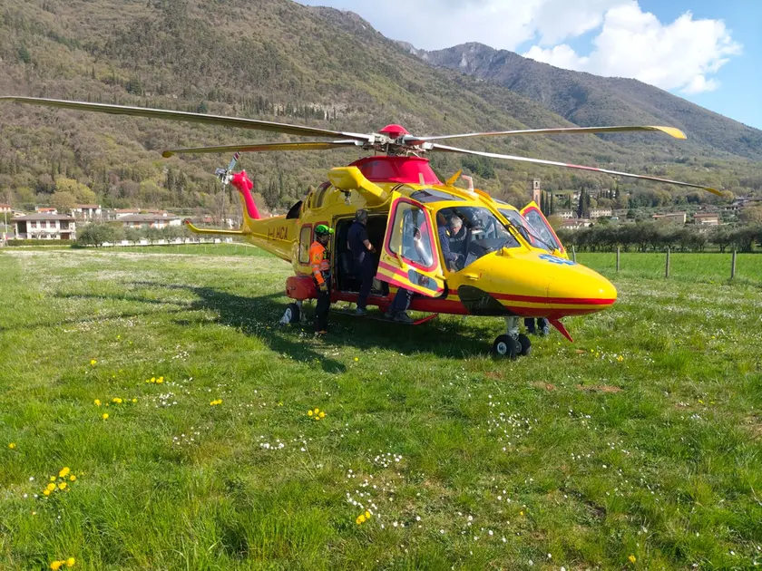 Il 34enne è stato portato in ospedale con l'elicottero