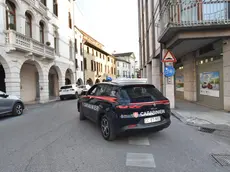 Carabinieri in via Cavour a Conegliano, sul luogo della rapina (foto Cavicchi/Macca)