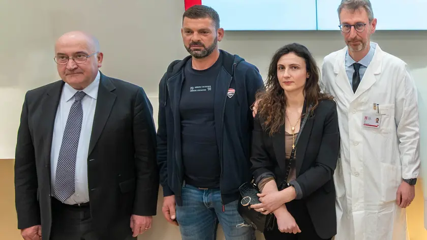 Il dg Paolo Fortuna, i genitori del piccolo e il prof. Vidal