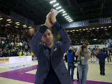 Daniele Santarelli saluta il pubblico dopo il match con Novara (Foto Film)