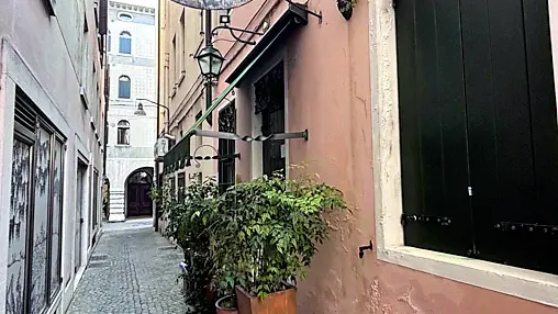 La trattoria Oca bianca, in fondo si intravvede il Calmaggiore: siamo al civico 18