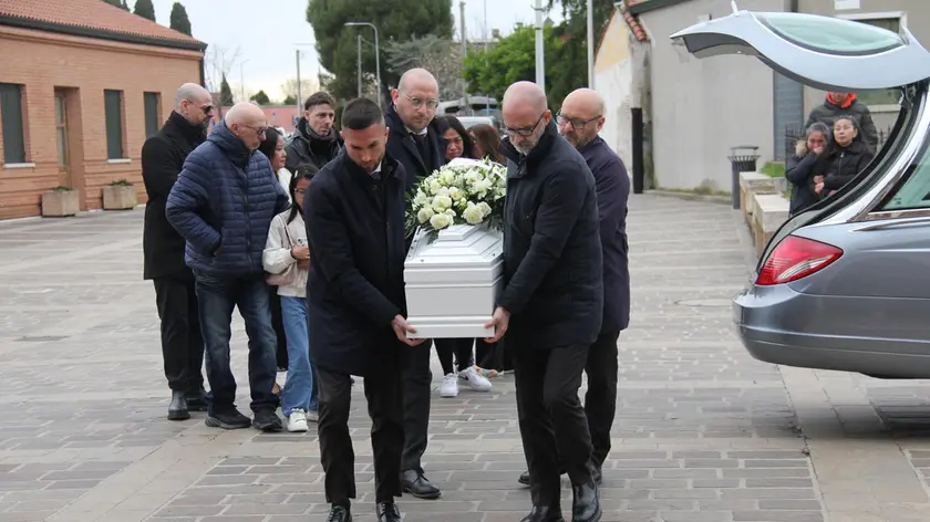 L'ingresso del feretro (Foto Bortoluzzi)