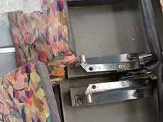 Le sedute del bus devastate