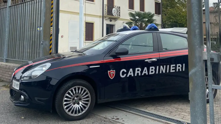 Un uomo di 35 anni ha puntato una pistola in fronte a suo zio