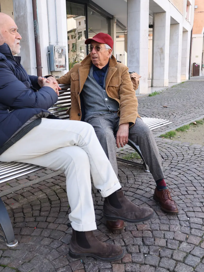 Il giudice Francesco Pedoja con Domenico Basso sulla panchina che guarda al Cagnan