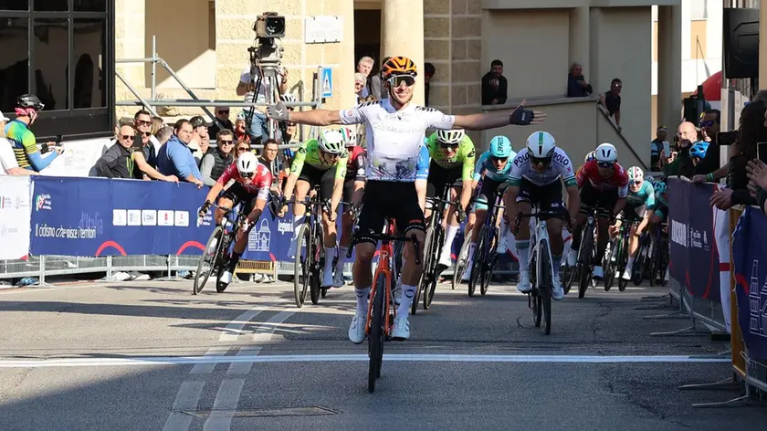 L'esultanza di Laurance sul traguardo di Valdobbiadene (Foto Xpix.it)