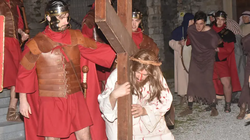 Gioele Bernardi nella sua interpretazione di Gesù flagellato dai soldati dopo la cattura