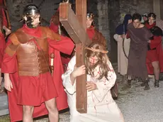 Gioele Bernardi nella sua interpretazione di Gesù flagellato dai soldati dopo la cattura