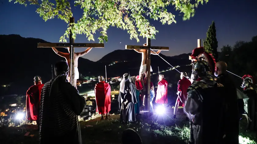 Il momento della crocifissione