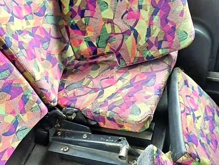 Le poltroncine della corriera Mom divelte la settimana scorsa da un gruppo di ragazzi