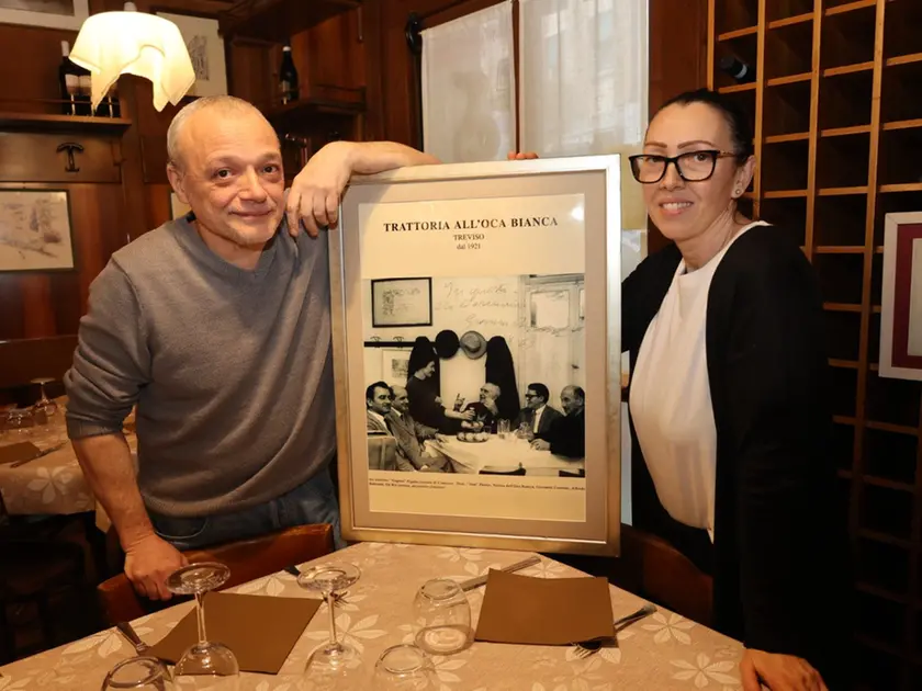 Gigi Chiarelli, nipote della leggendaria Nerina, e Federica Mattiazzo tra i tavoli della trattoria All’Oca Bianca
