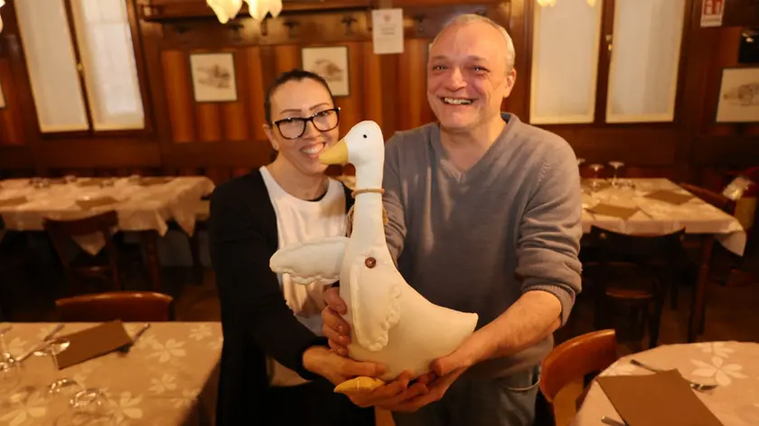 Federica e Gigi con una delle mitiche oche, parte integrante dell'arredamento del locale