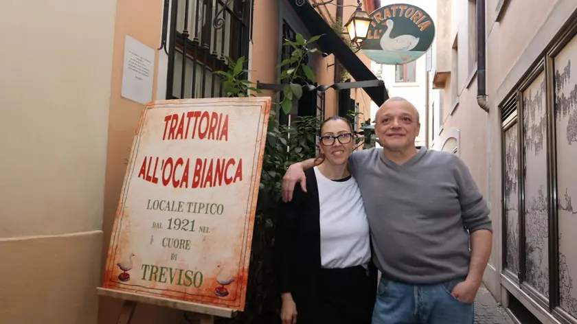 I titolari all'esterno del locale