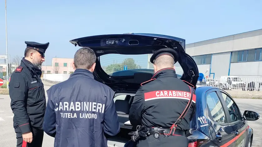 Sopralluogo dei carabinieri del Nil in un'azienda: 5 attività sospese nel Trevigiano e maxi multa