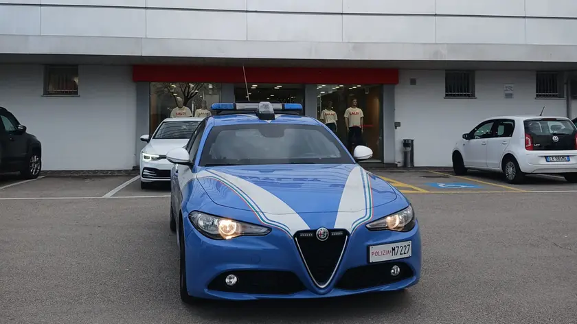 Una volante della polizia, domenica notte l'arresto in viale della Repubblica a Treviso