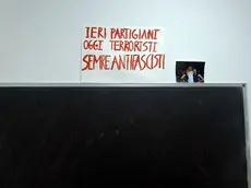 Lo striscione appeso nell'aula studio dell'Università di Padova
