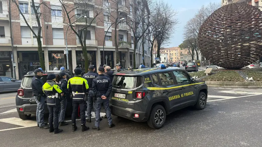 Presidio fisso sotto la palla di ferro in via Roma