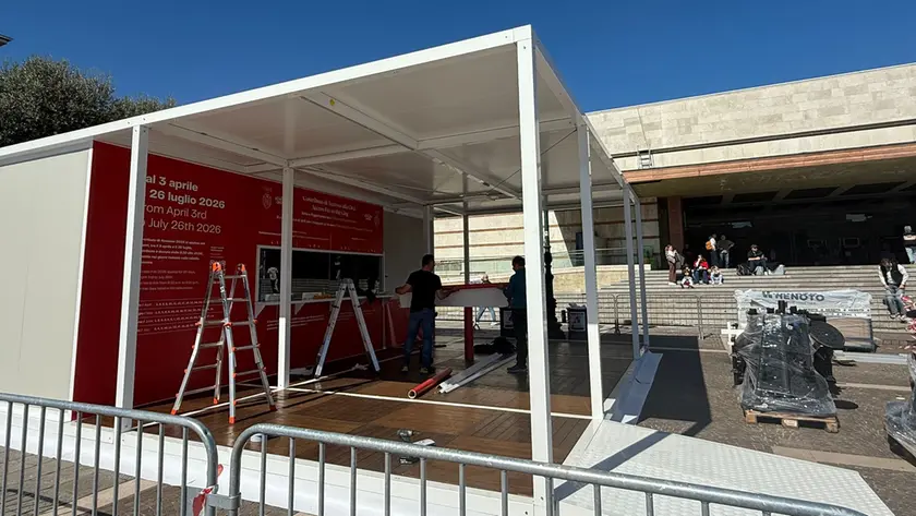 La preparazione delle strutture in stazione a Venezia per il pagamento del ticket