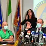 A sinistra il dottor Roberto Rigoli durante una conferenza stampa con Luca Zaia all’epoca del Covid