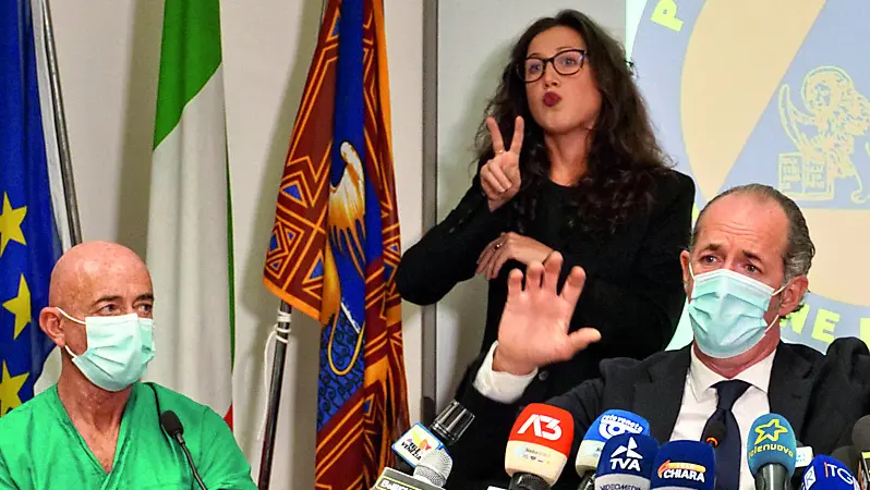 A sinistra il dottor Roberto Rigoli durante una conferenza stampa con Luca Zaia all’epoca del Covid