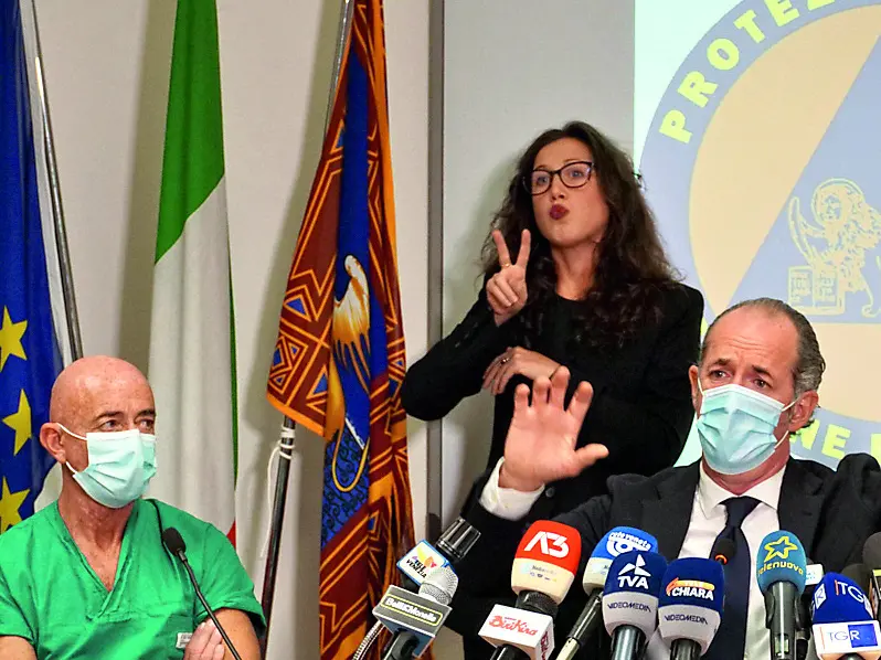 A sinistra il dottor Roberto Rigoli durante una conferenza stampa con Luca Zaia all’epoca del Covid