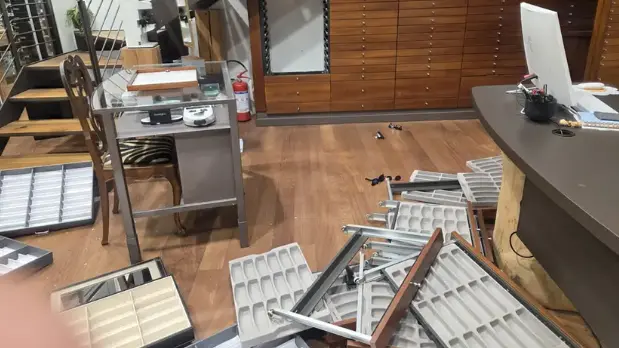 Il caos lasciato dai ladri all'Officina Ottica Gianeletti di Padova
