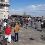 Turisti in bici in attesa di imbarcarsi da Chioggia verso Pellestrina