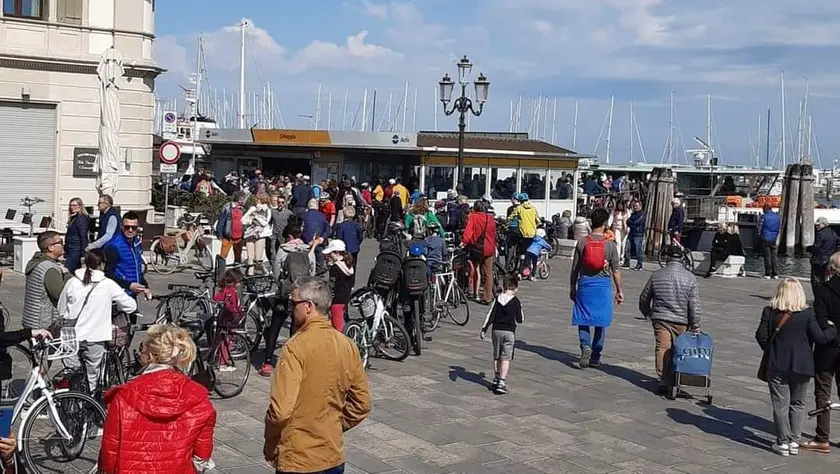 Turisti in bici in attesa di imbarcarsi da Chioggia verso Pellestrina