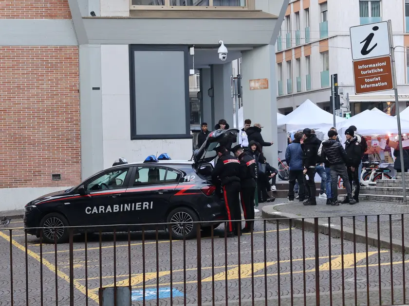 Carabinieri durante un controllo in piazza Borsa