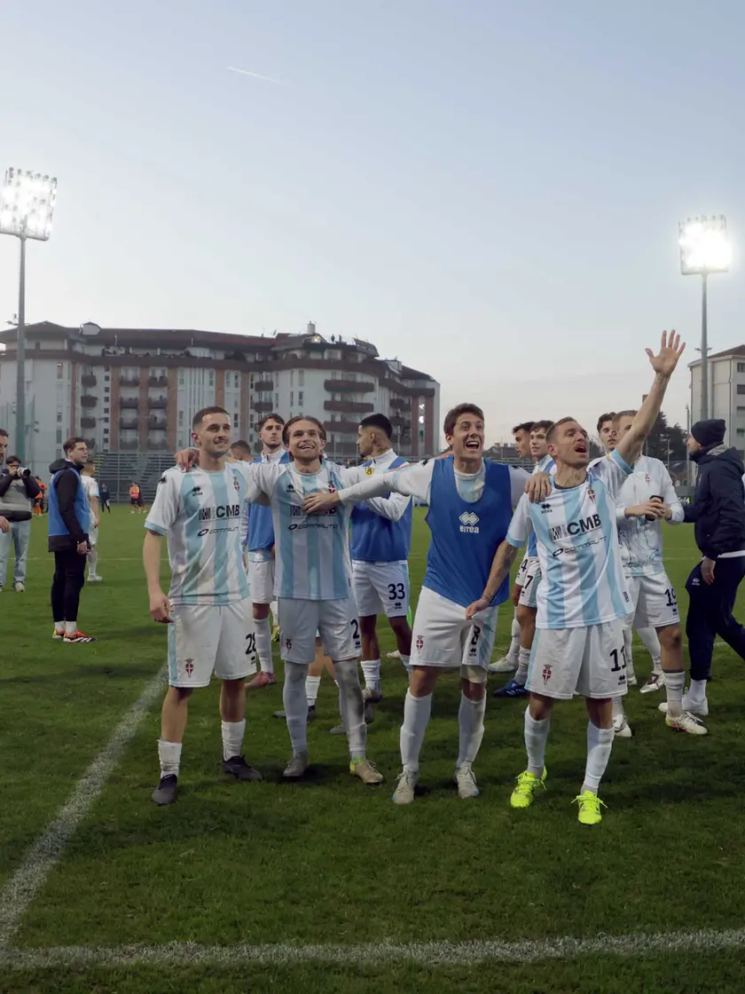 Un'esultanza dei giocatori del Treviso Calcio davanti ai loro tifosi (Foto Film)