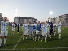 Un'esultanza dei giocatori del Treviso Calcio davanti ai loro tifosi (Foto Film)