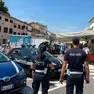Agenti della polizia locale al mercato di Treviso