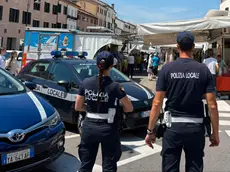 Agenti della polizia locale al mercato di Treviso