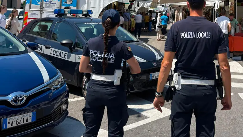 Agenti della polizia locale durante un controllo