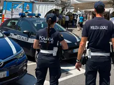 Agenti della polizia locale durante un controllo