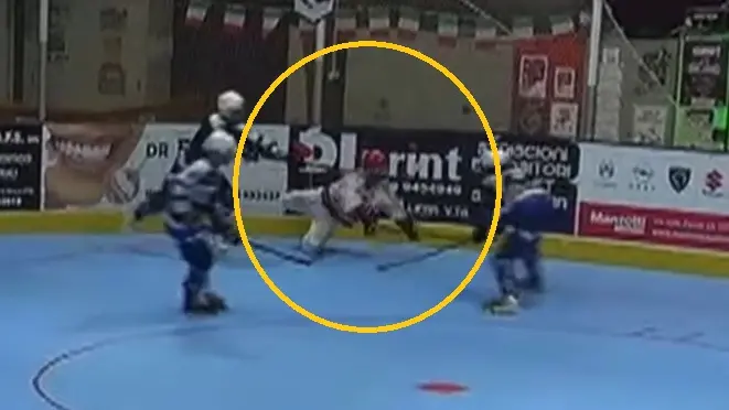 Il momento in cui il giocatore cittadellese viene colpito dal bastone di Guerre